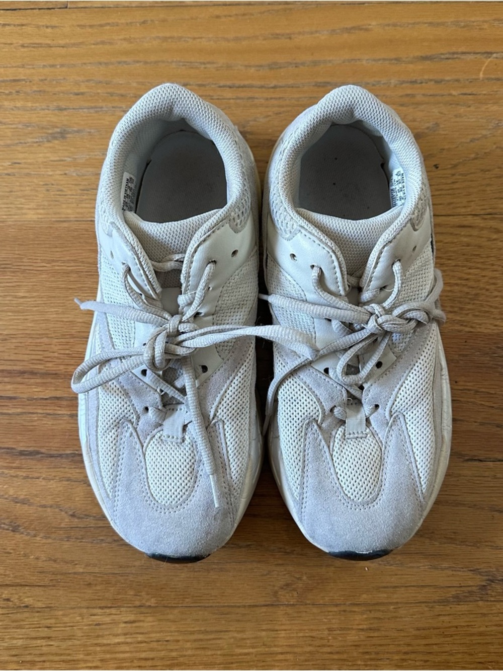 YEEZY SNEAKERS